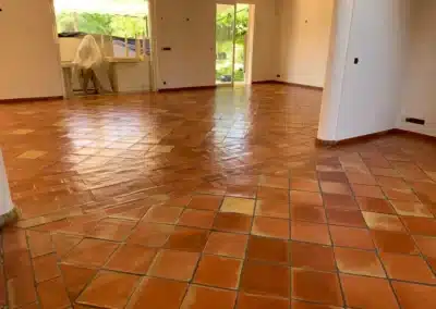 Décapage et mise en valeur sol en terre cuite grand séjour à Mougins