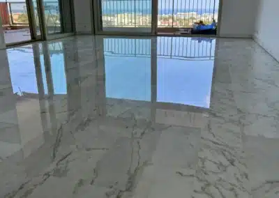 Rénovation et polissage marbre blanc Calacatta à Antibes