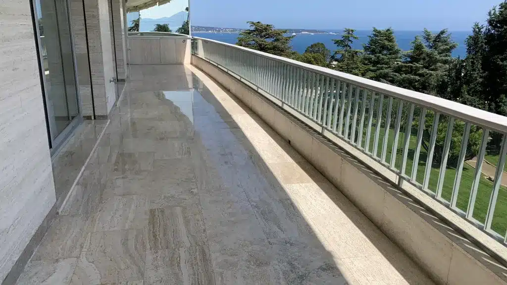 renovation-travertin-terrasse-cannes Rénovation et poli-brillant sur sol en travertin d'une terrasse vue mer à Cannes