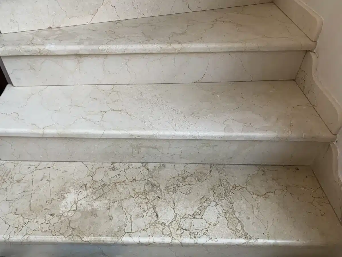 escalier-pierre-naturelle-premiere-marche-non-traitee-villa-mougins Escalier en pierre naturelle d'une villa de Mougins : la première marche, encrassée, n'est pas encore traitée, contrairement aux marches du dessus, nettoyées et protégées par un hydrofuge