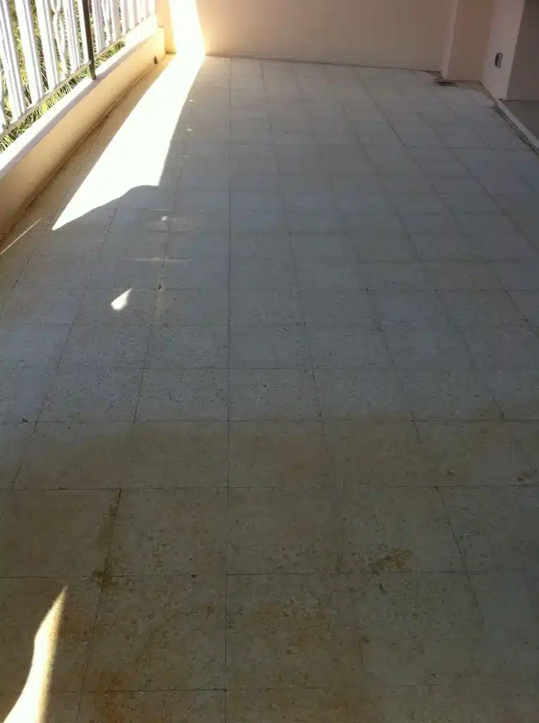 granito-poncage-grain-30-premier-passage-terrasse-le-cannet Terrasse en granito du Cannet pendant le ponçage : le grain 30 est passé sur une partie, l'autre partie n'est pas encore poncée