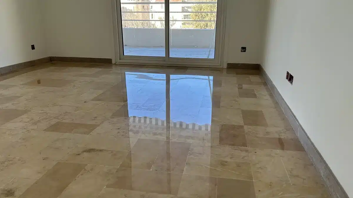 marbre-beige-veine-poli-brillant-appartement-cannes Sol en marbre beige veiné après ponçage en poli-brillant
