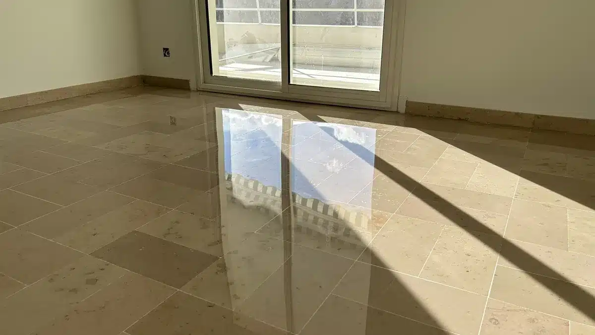 marbre-beige-veine-poli-brillant-piece-appartement-cannes Sol en marbre beige veiné d'une seconde pièce après ponçage en poli-brillant