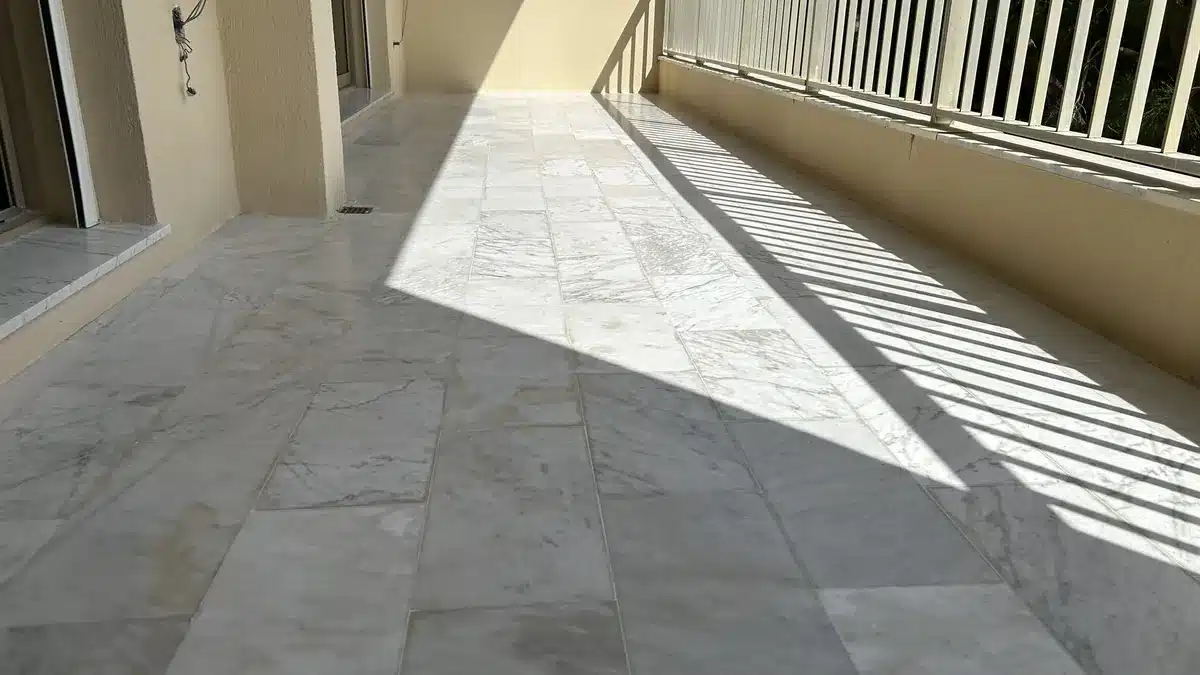 marbre-blanc-carrare-terrasse-apres-poncage-cannes Terrasse en marbre Blanc de Carrare d'un immeuble de Cannes après ponçage