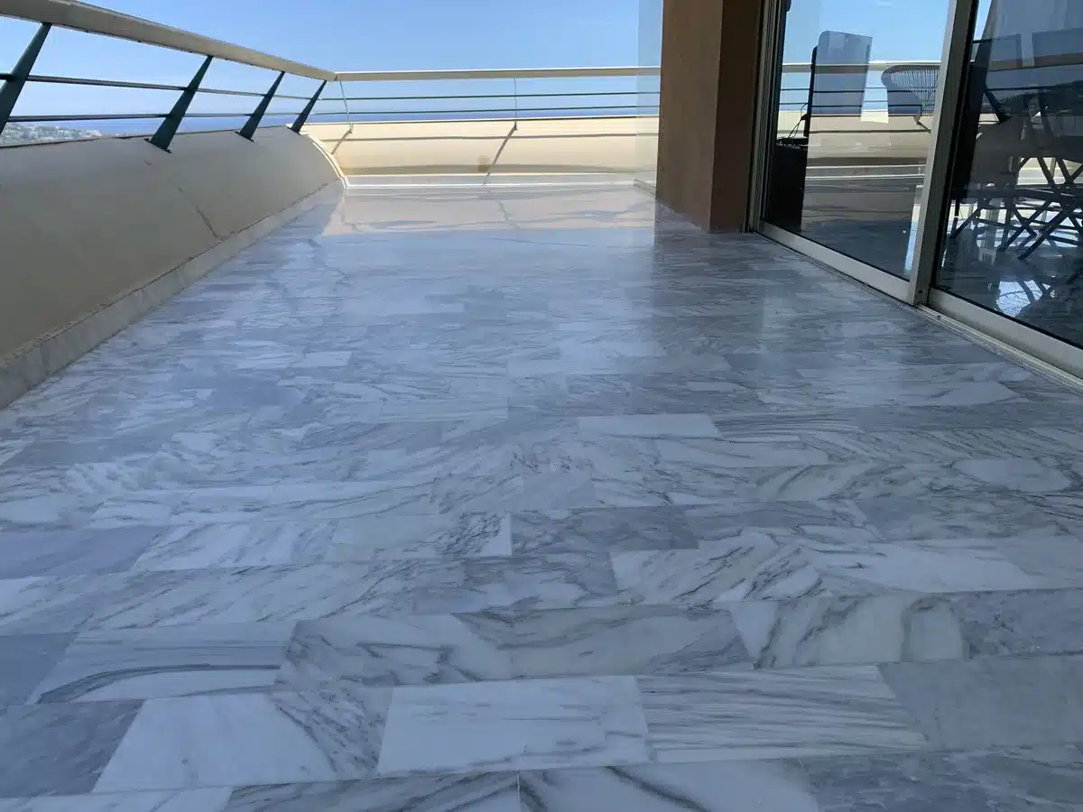 marbre-blanc-de-carrare-poli-satine-terrasse-vue-mer-le-cannet Terrasse d'un immeuble du Cannet avec un sol en Blanc de Carrare poli-satiné, la balustrade et la mer en arrière-plan