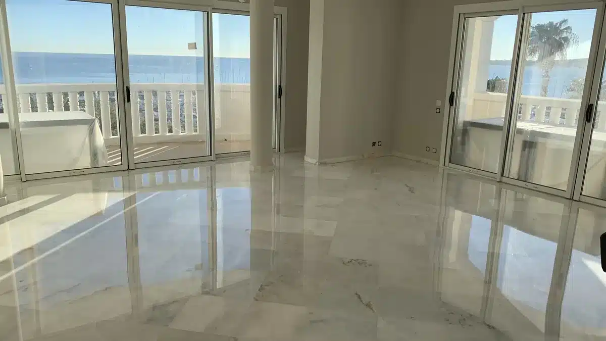 marbre-blanc-poli-brillant-appartement-vue-mer-cannes Séjour d'un appartement de Cannes avec un sol en marbre blanc veiné poli-brillant et vue sur la mer