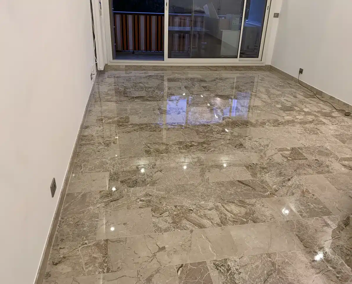 marbre-breccia-poli-brillant-vue-ensemble-sejour-mandelieu Séjour d'un appartement de Mandelieu-la-Napoule avec un sol en marbre Breccia poli-brillant