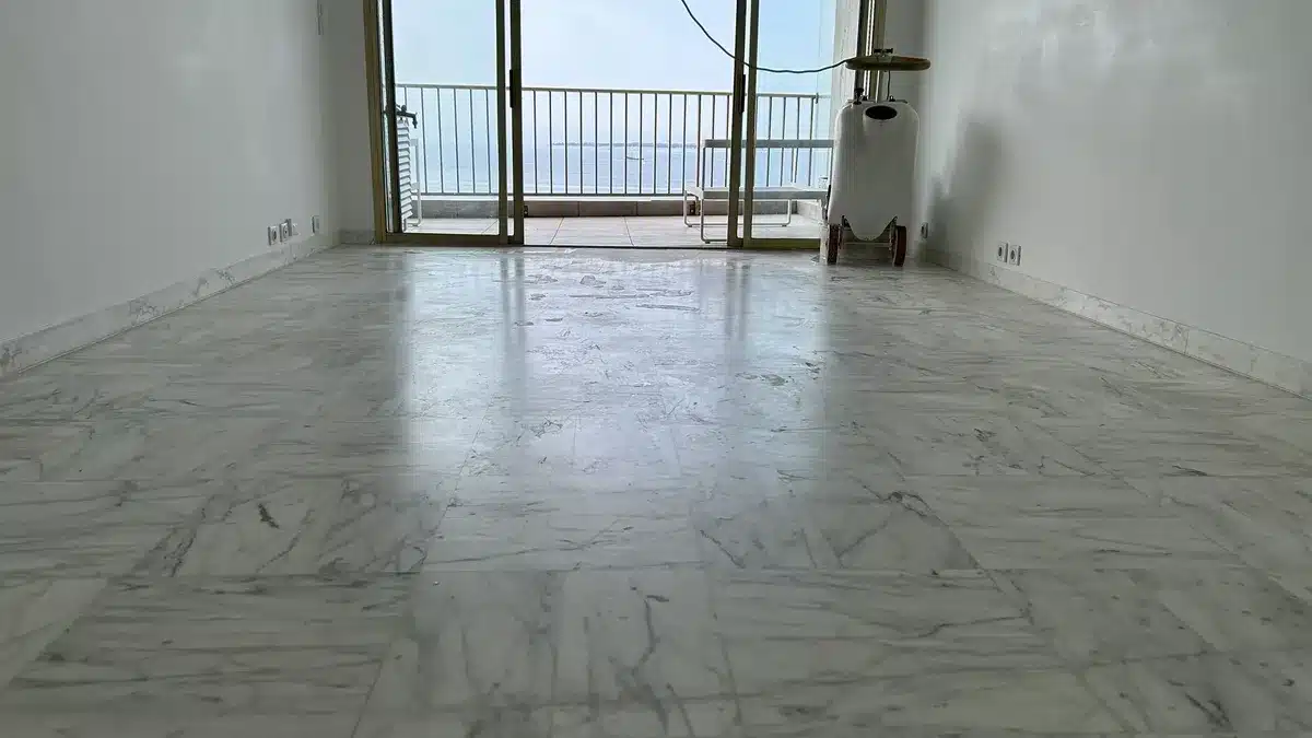 marbre-calacatta-avant-poncage-sejour-juan-les-pins Séjour d'un appartement de Juan-les-Pins avec un sol en marbre Calacatta terni avant ponçage