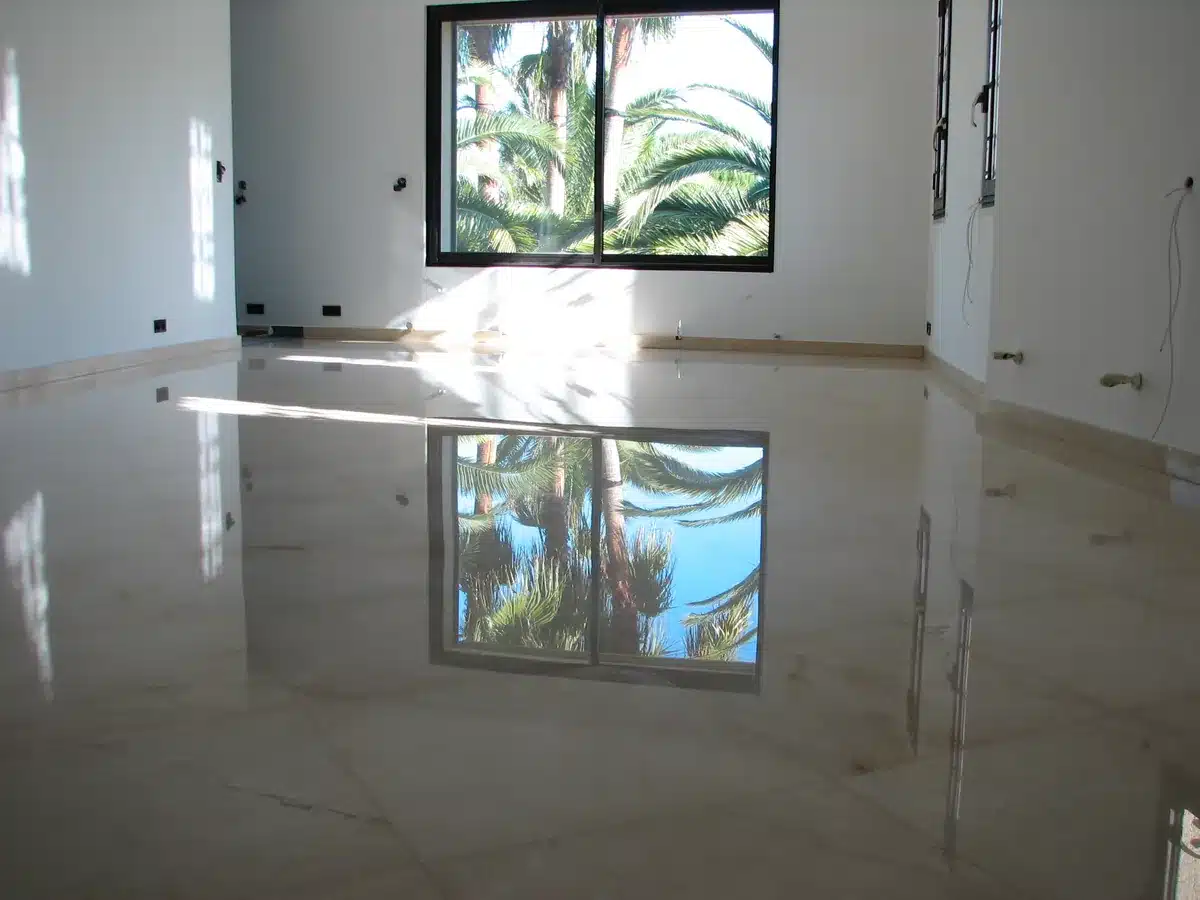 marbre-poli-brillant-chambre-villa-super-cannes Chambre du premier étage d'une villa de Super Cannes avec un marbre poli-brillant qui reflète les palmiers