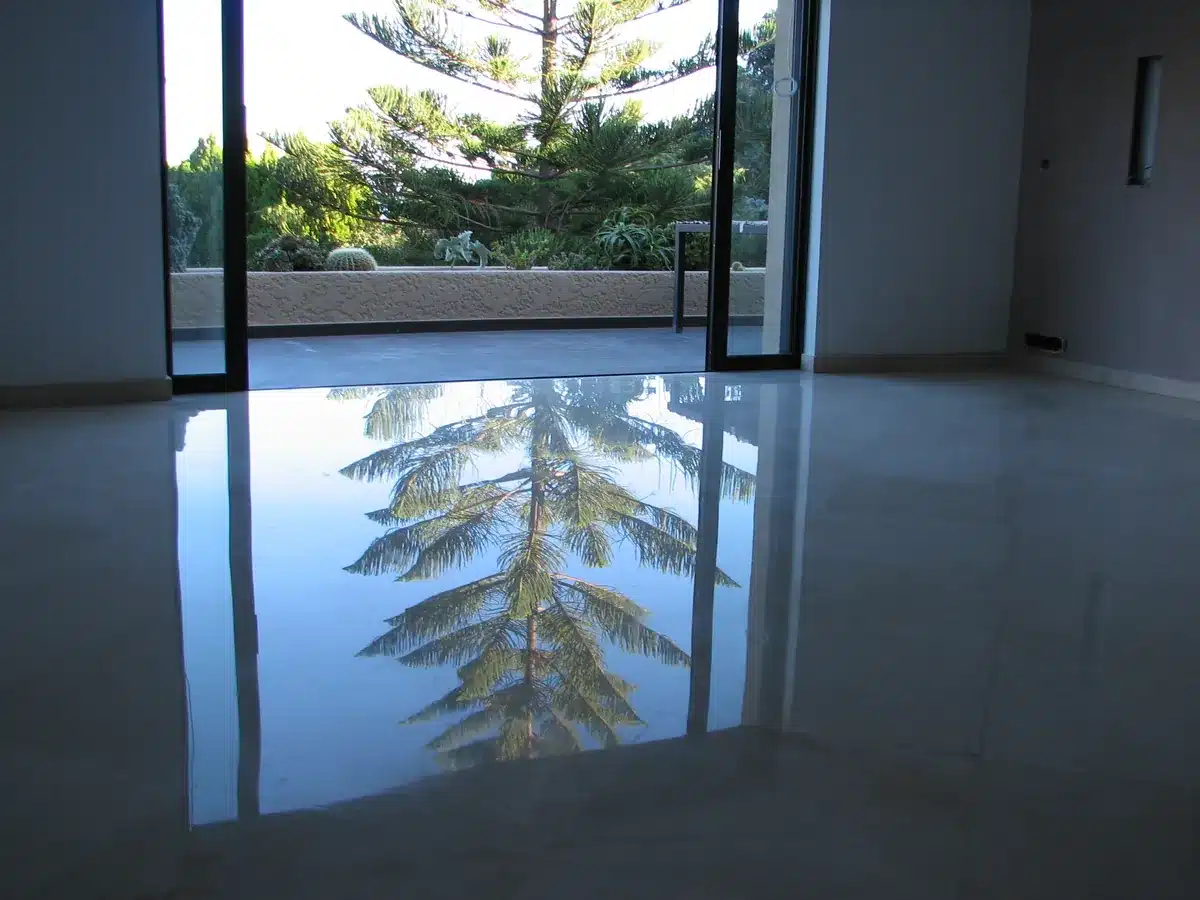 marbre-poli-brillant-villa-super-cannes-reflet-pin Séjour d'une villa de Super Cannes avec un sol en marbre poli-brillant reflétant un pin