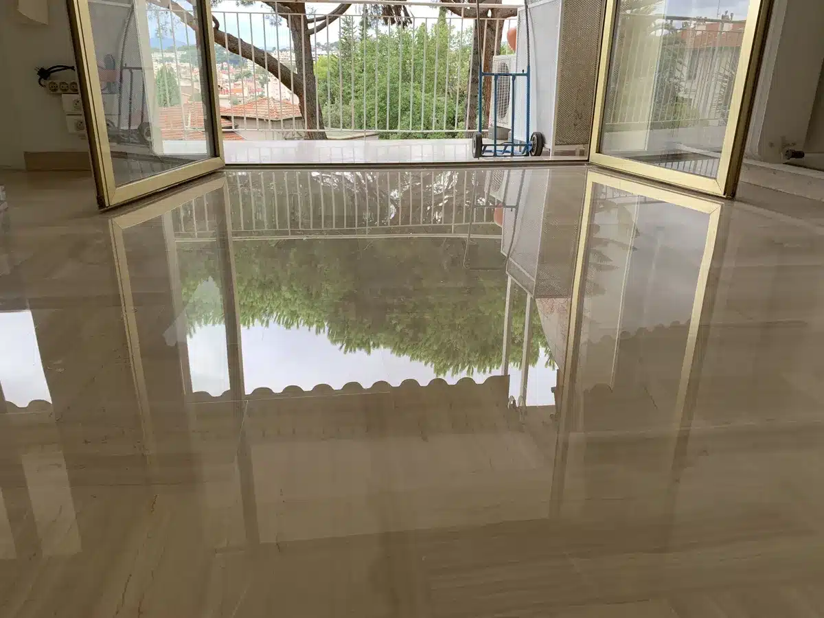 marbre-serpeggiante-poli-brillant-reflet-baie-sejour-le-cannet Sol en marbre Serpeggiante poli-brillant d'un séjour du Cannet reflétant la balustrade de la terrasse et les arbres