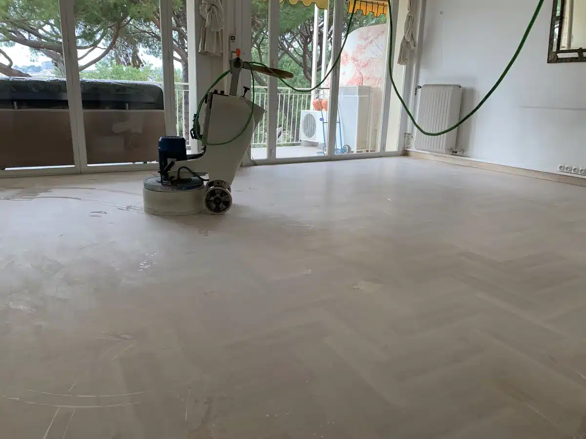 marbre-serpeggiante-poncage-grain-400-sejour-le-cannet Ponçage du sol en marbre Serpeggiante d'un séjour du Cannet avec une machine à disque diamanté : le grain 400 est passé, le grain 800 va suivre