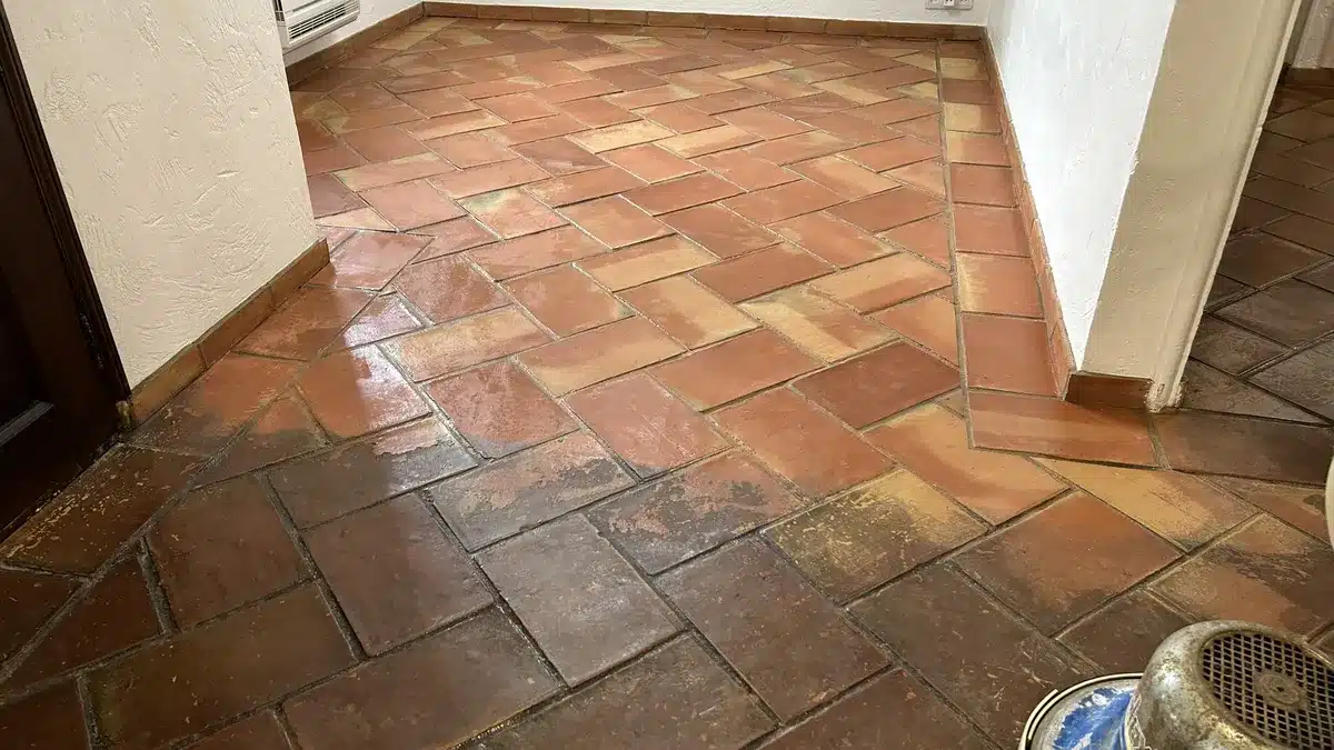 terre-cuite-apres-decapage-neutralisation-sejour-villa-mandelieu Terre cuite d'un séjour de villa à Mandelieu-la-Napoule après décapage et neutralisation du décapant : le haut est nettoyé, le bas est encore ancien