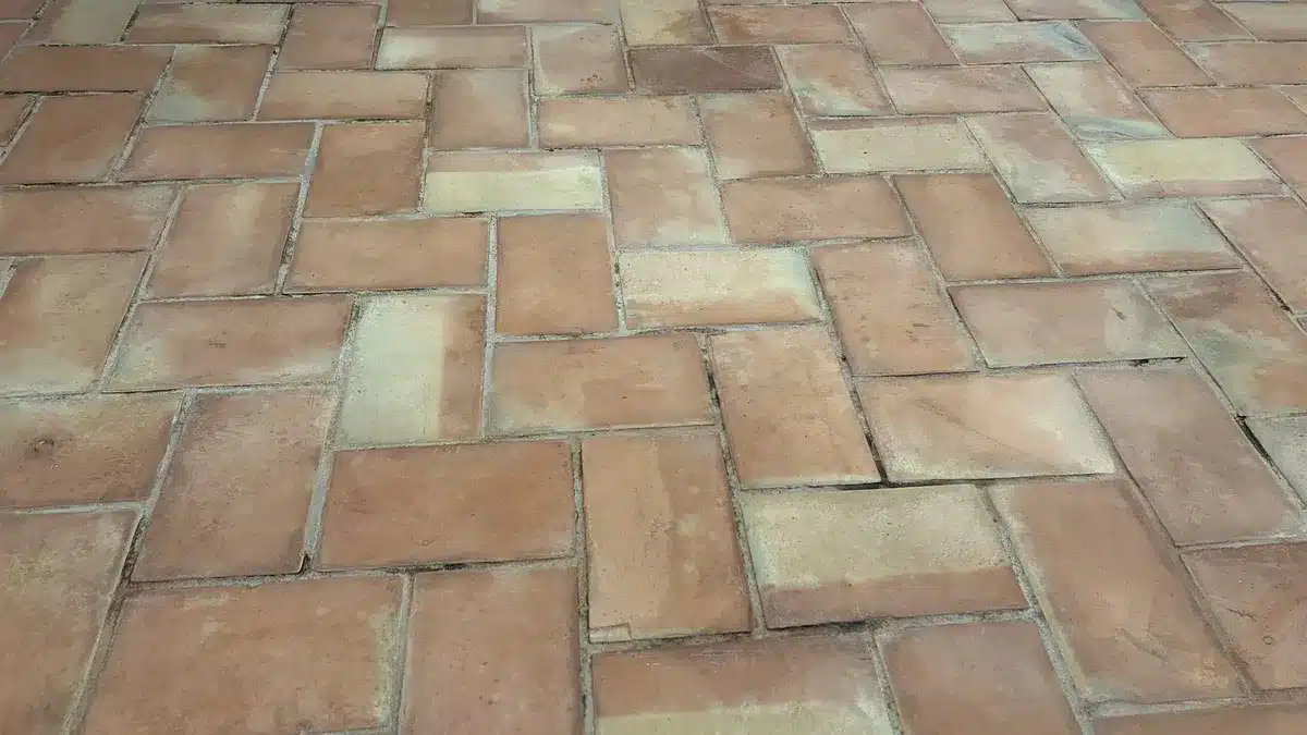 terre-cuite-brute-apres-decapage-sejour-villa-mandelieu Terre cuite brute et sèche d'un séjour de villa à Mandelieu-la-Napoule, après le décapage et avant tout traitement