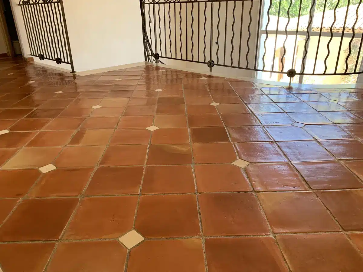 terre-cuite-cire-finition-satinee-palier-cabochons-villa-mougins Palier à l'étage d'une villa de Mougins avec une terre cuite à cabochons blancs rénovée, avec une finition satinée à la cire
