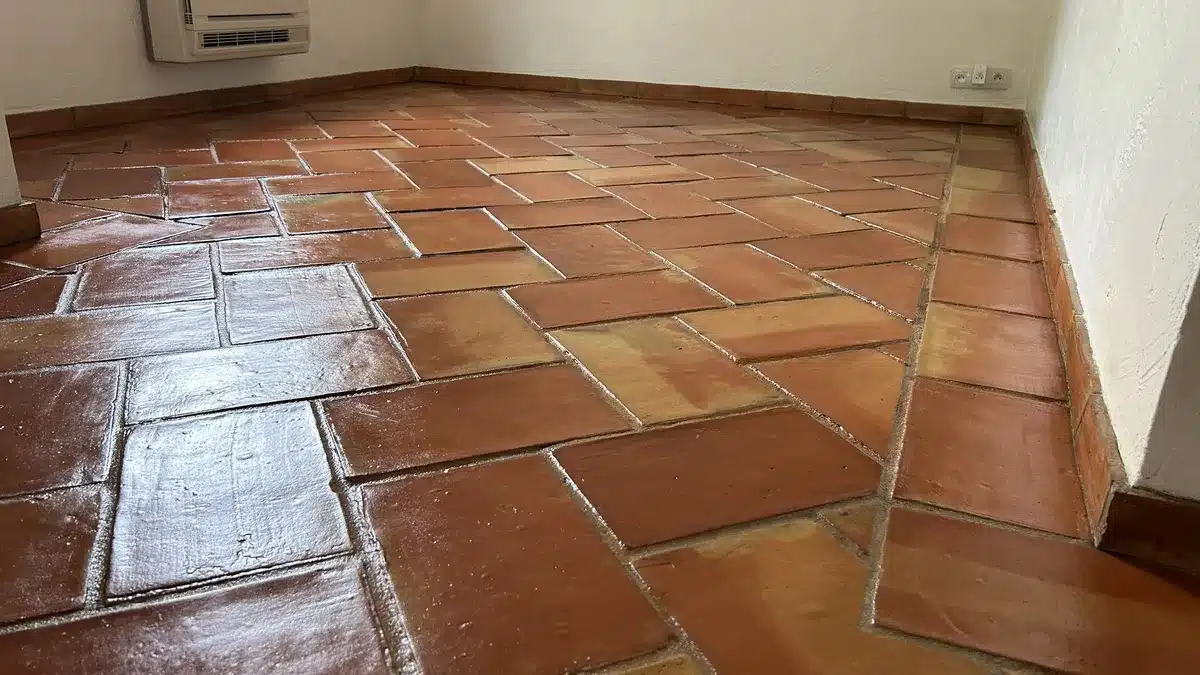 terre-cuite-cire-finition-satinee-sejour-villa-mandelieu Séjour de villa à Mandelieu-la-Napoule avec une terre cuite en finition satinée à la cire, sèche, reflétant la lumière de la fenêtre