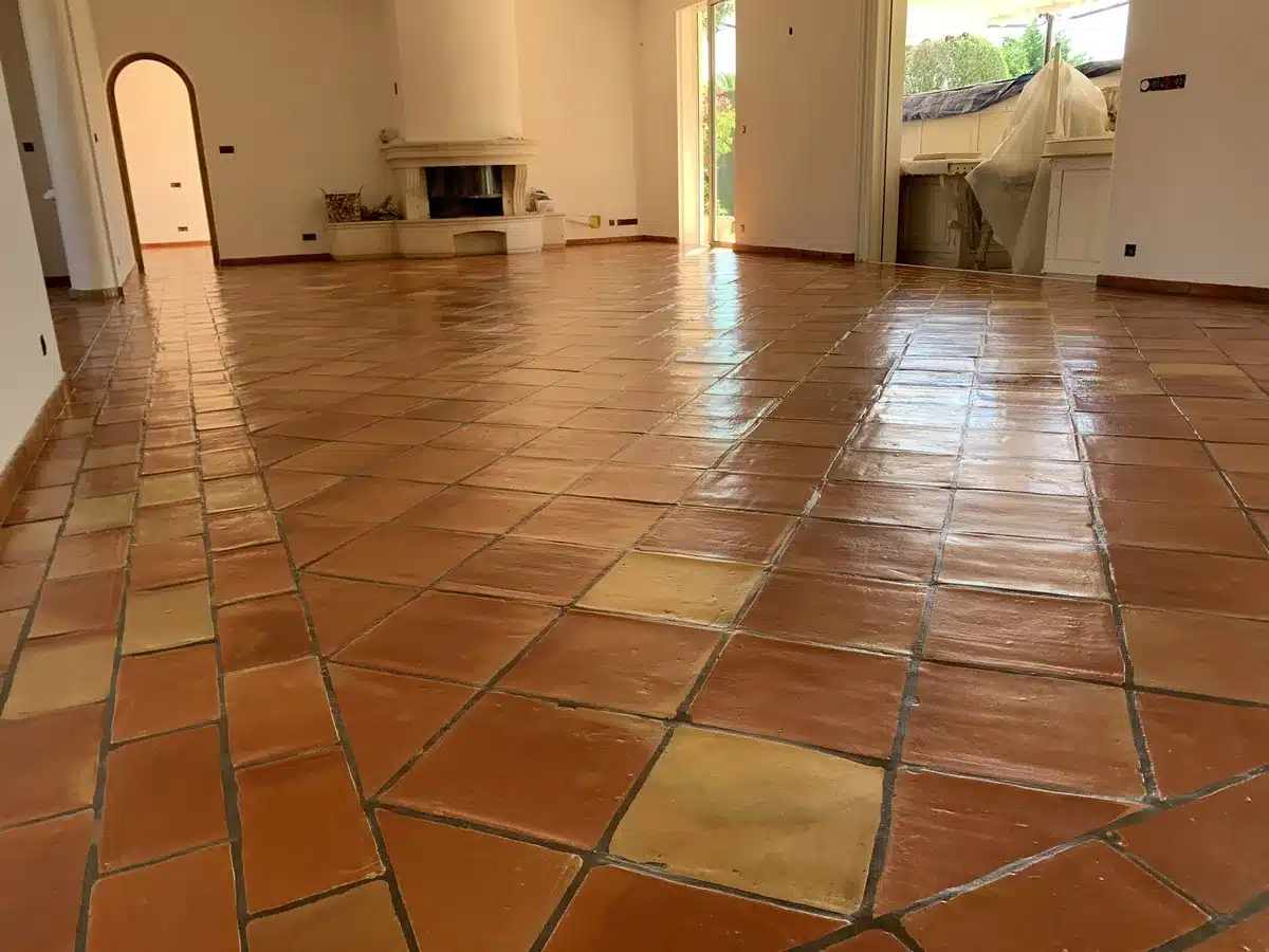 terre-cuite-cire-finition-satinee-vue-ensemble-grand-sejour-villa-mougins Grand séjour d'une villa de Mougins avec une terre cuite rénovée, avec une finition satinée à la cire, face à la cheminée