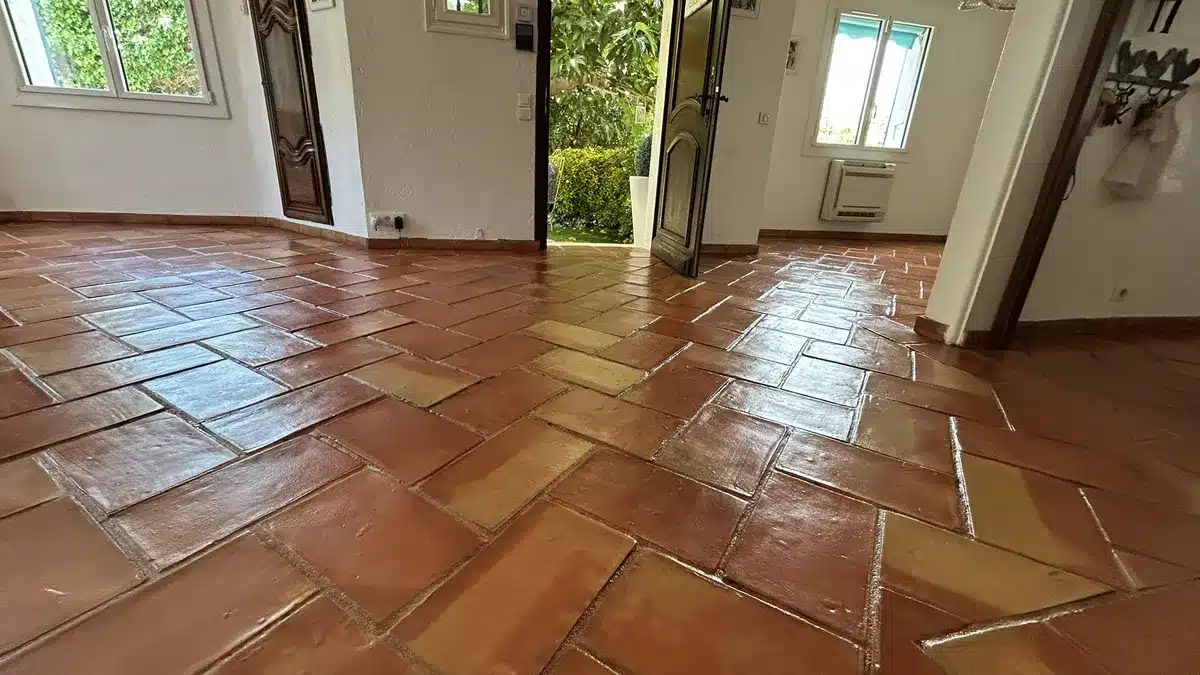 terre-cuite-cire-finition-satinee-vue-entree-villa-mandelieu Séjour de villa à Mandelieu-la-Napoule, vue vers la porte d'entrée : terre cuite rénovée avec une finition satinée à la cire, sèche