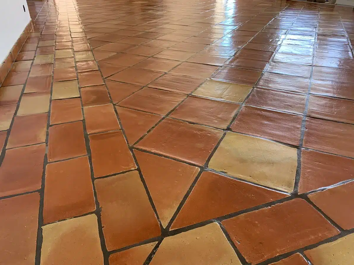 terre-cuite-cire-finition-satinee-vue-longueur-grand-sejour-villa-mougins Terre cuite du grand séjour d'une villa de Mougins après rénovation, avec une finition satinée à la cire