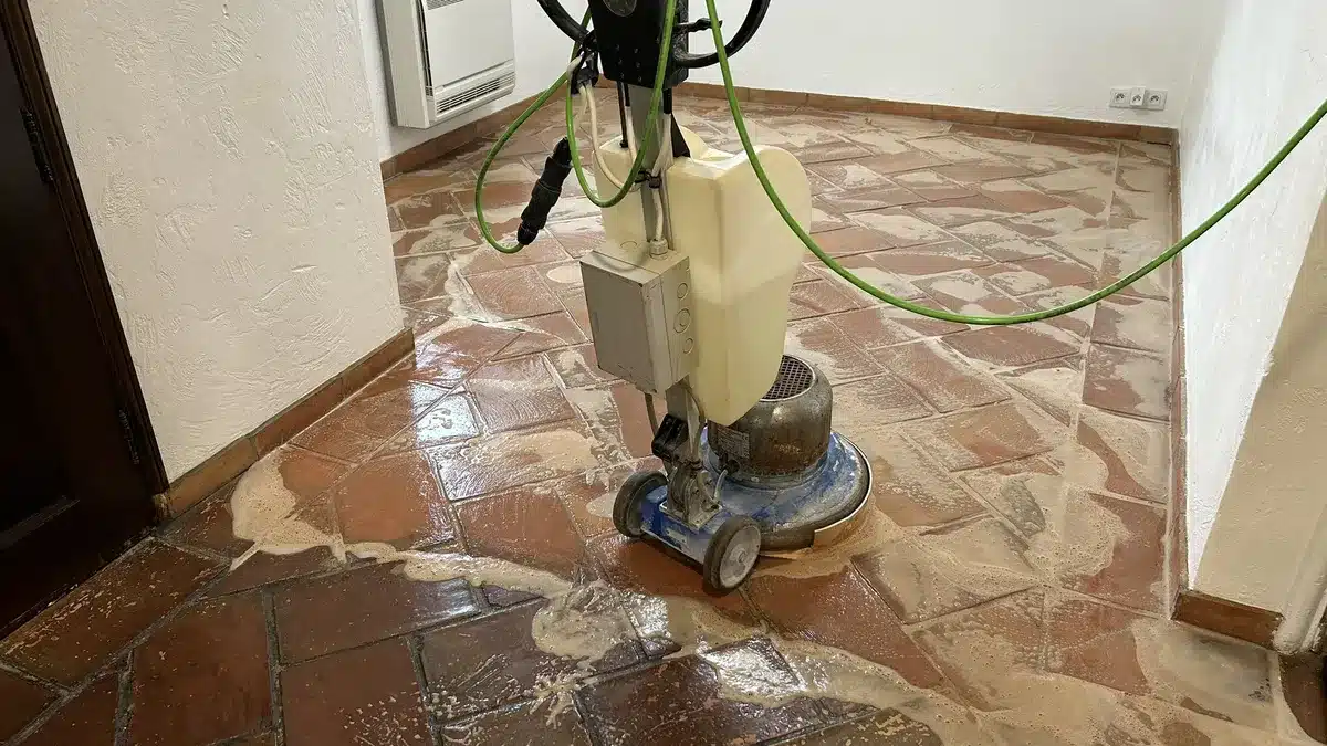 terre-cuite-decapage-en-cours-sejour-villa-mandelieu Décapage de la terre cuite d'un séjour de villa à Mandelieu-la-Napoule avec une machine à disque