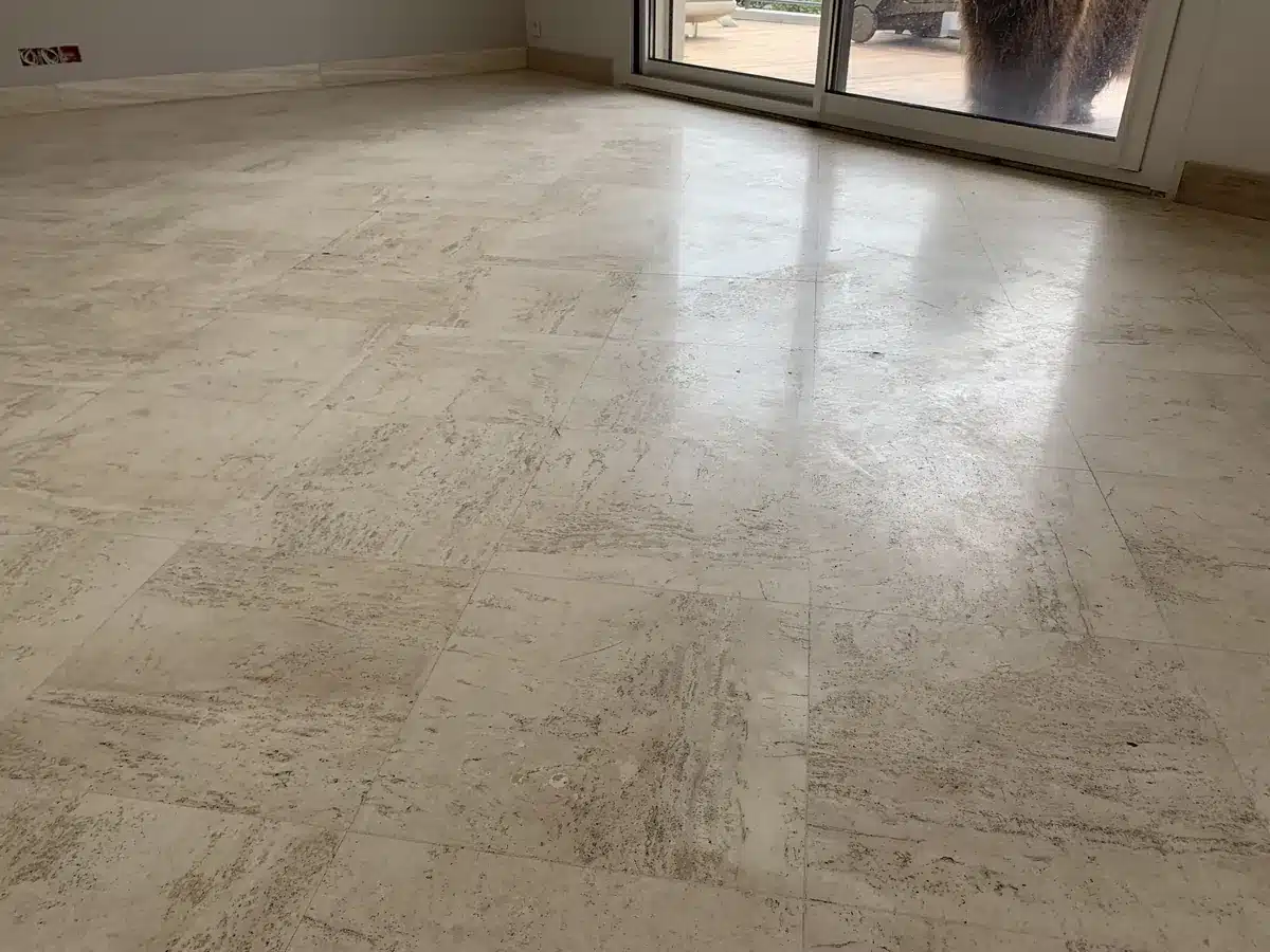 Sol en travertin d'un séjour de villa à Cannes avant rénovation, surface mate, ternie et abîmée