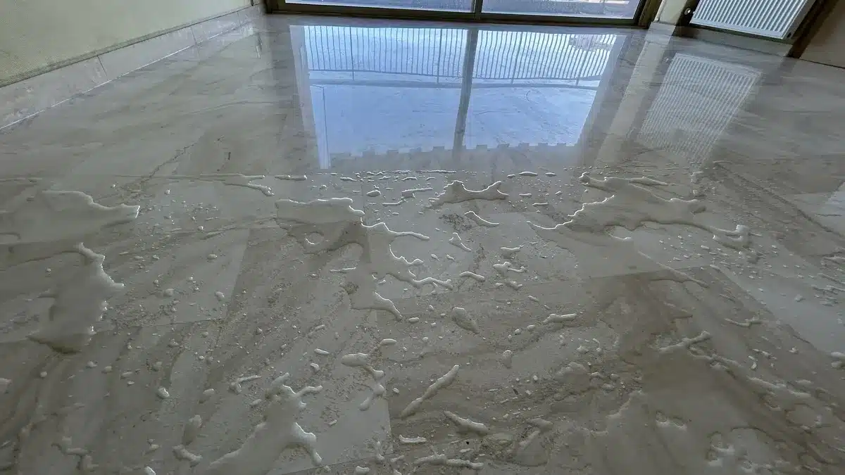 travertin-hydrofuge-effet-eau-sejour-mandelieu Séjour d'un appartement de Mandelieu-la-Napoule : l'eau perle sur le sol en travertin après le traitement hydrofuge