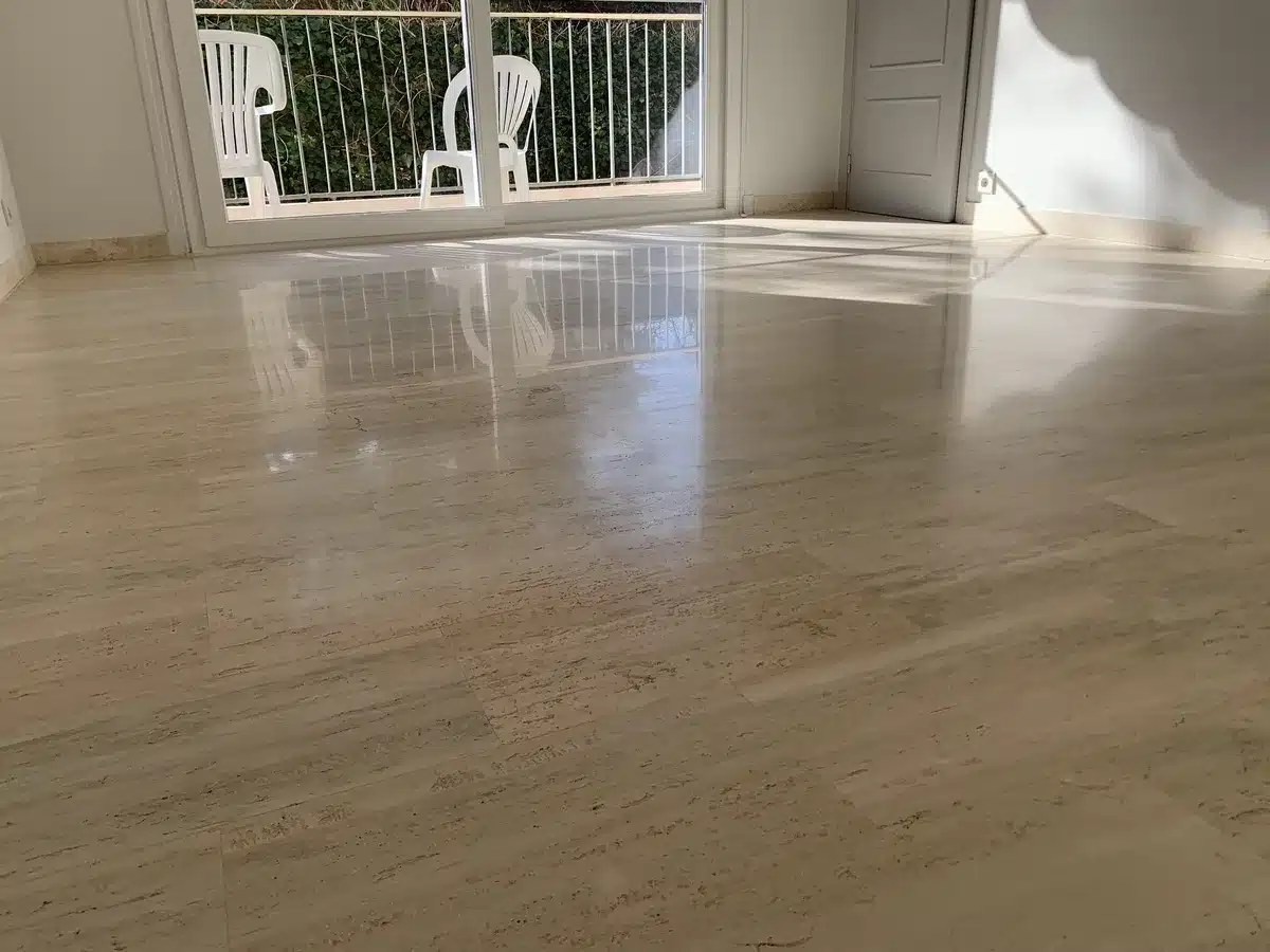 travertin-poli-satine-sejour-antibes Séjour d'un appartement d'Antibes avec un sol en travertin poli-satiné après ponçage